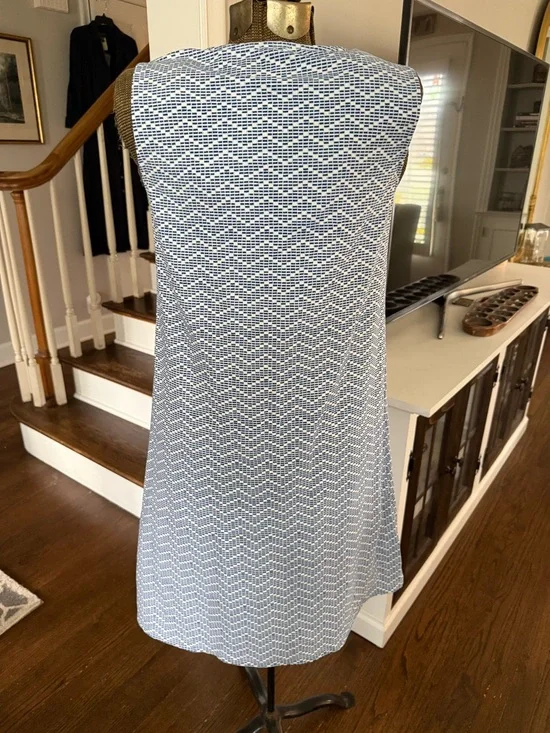 J. McLaughlin Blue and White Patterned Sleeveless Stretchy Size Small - Picture 5 of 6